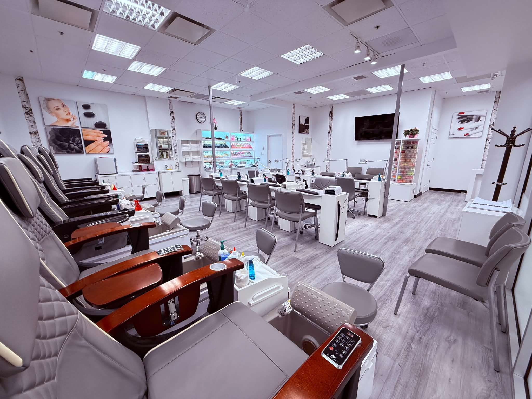 Regal Nails, Salon & Spa — Montréal